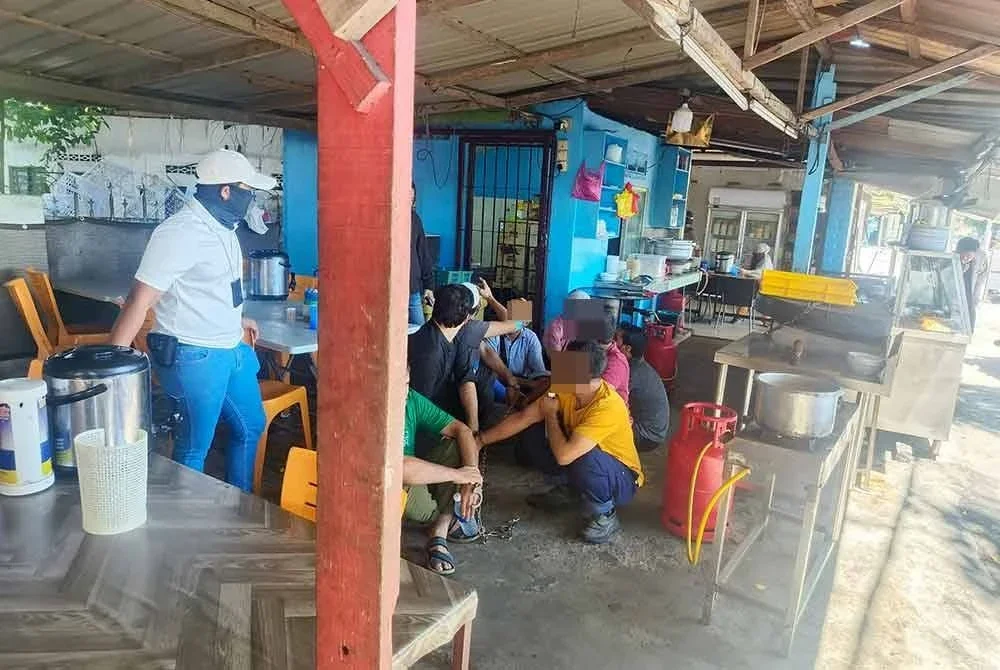 Segelintir PATI turut menyamar sebagai pelanggan di restoran yang diserbu untuk mengaburi mata pihak berkuasa.