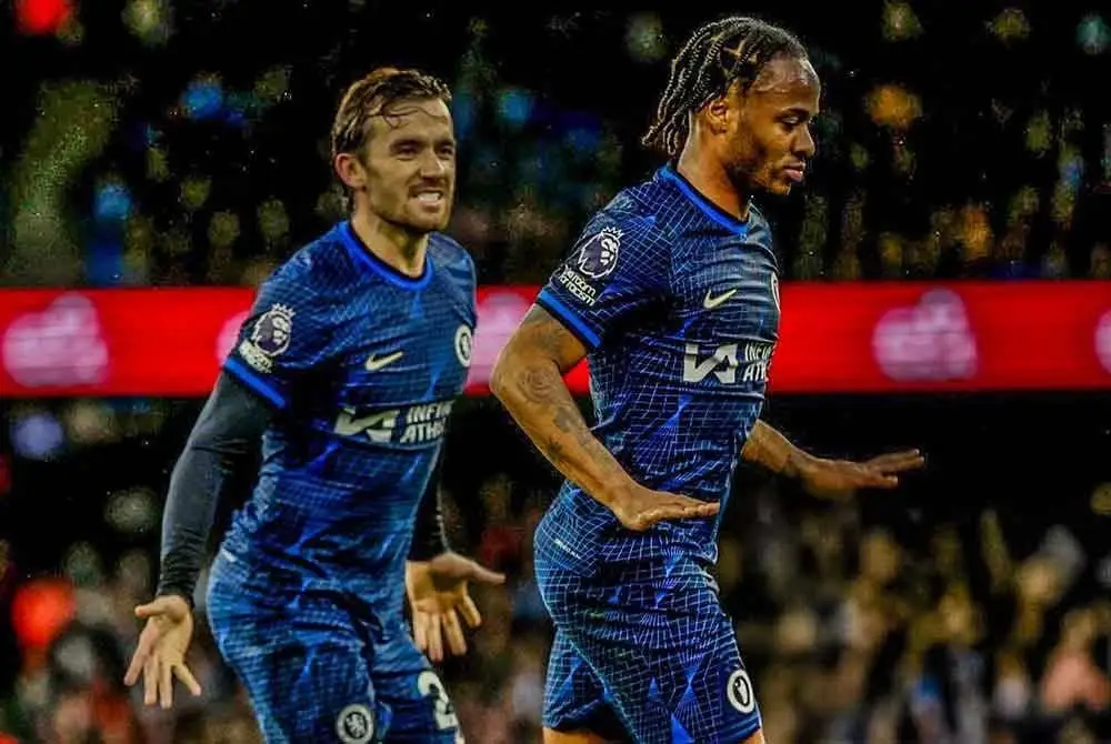 Sterling (kanan) tidak menganggotai skuad Blues ke Amerika Syarikat. -Foto: Agensi