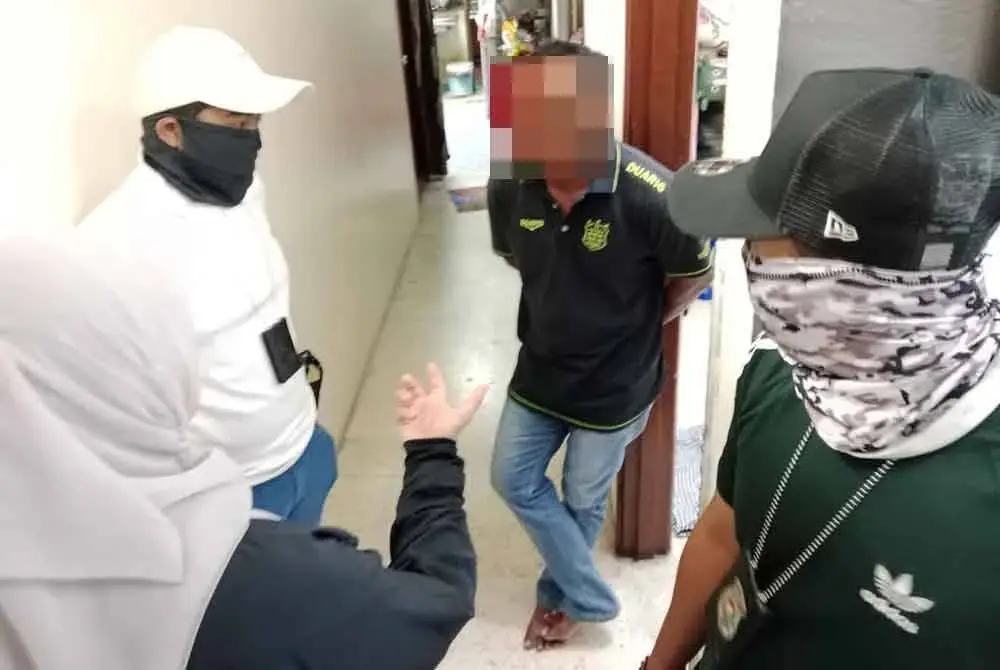 Antara penghuni rumah yang diperiksa dalam serbuan yang dijalankan pada Rabu.