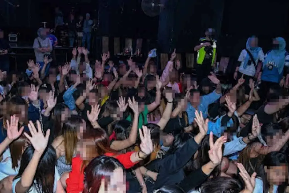 Antara warga asing yang ditahan JIM dalam operasi di sebuah pusat hiburan pada Rabu.