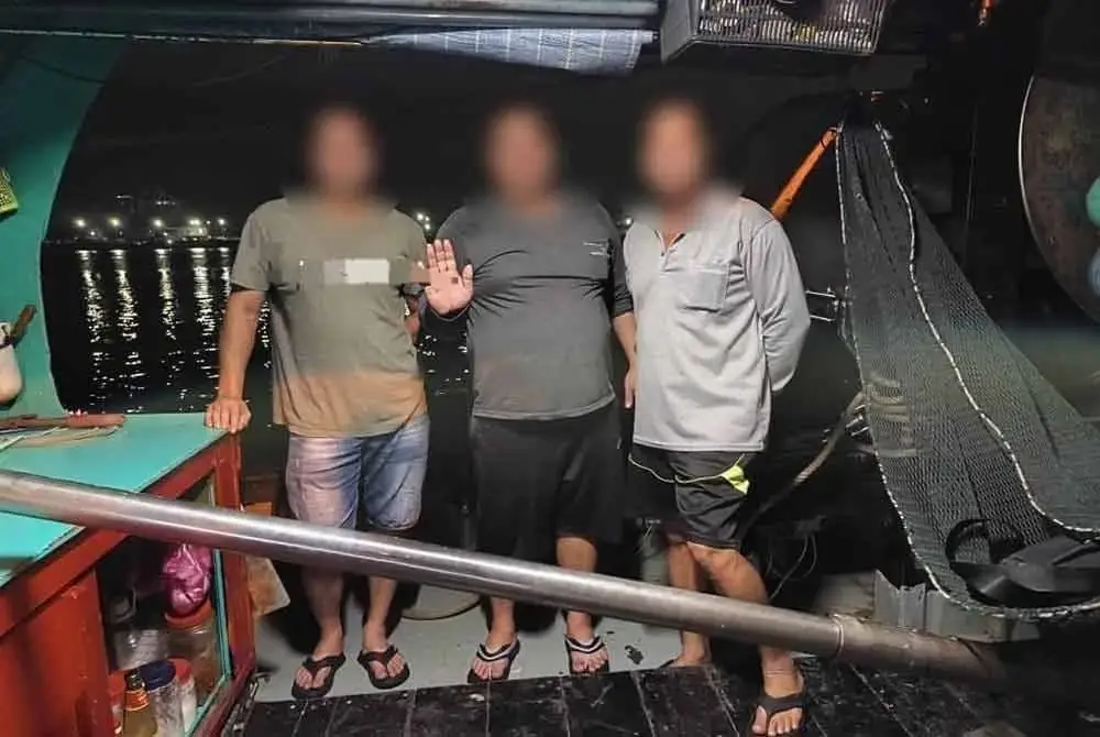 Bot terbabit didapati dikendalikan oleh seorang tekong berumur 39 tahun bersama dua kru masing-masing berumur 37 dan 53 tahun.