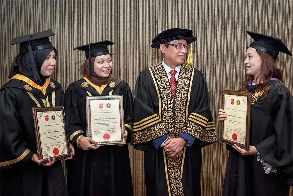 Azam Baki (dua dari kanan) beramah mesra bersama penerima Anugerah Kecermelangan Akademik Tertinggi selepas Majlis Konvokesyen Program Penguatkuasaan Undang-Undang Bertauliah SPRM di Bangi Avenue Convention Centre hari ini. - Foto: Bernama