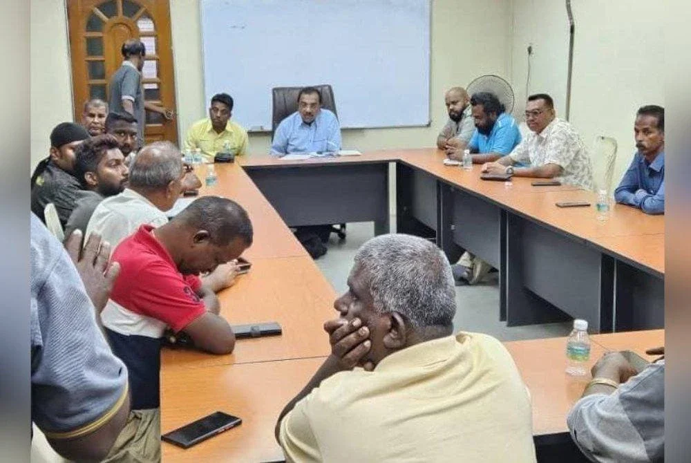 
Gunaraj (duduk tengah) bertemu penduduk selepas menerima aduan daripada mereka yang mendakwa hidup dalam ketakutan dan tekanan susulan tindakan agresif.