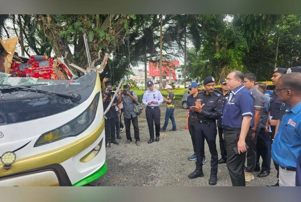 Anthony mendengar penerangan daripada Pemangku Ketua Polis Daerah Gerik, Deputi Superintenden Muhammad Firdaus Abdullah dan meninjau keadaan bangkai bas yang terlibat dalam nahas tragis yang mengorbankan 15 nyawa penuntut UPSI di Gerik, Isnin lalu.