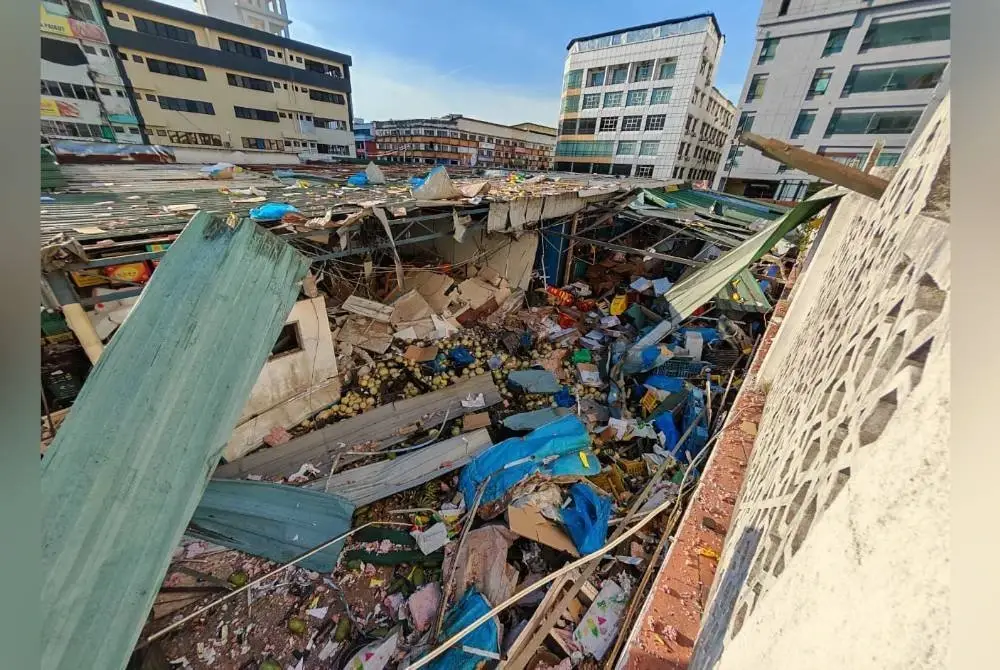 Semakan awal mendapati kejadian melibatkan letupan di bahagian belakang premis menjual buah-buahan terbabit.