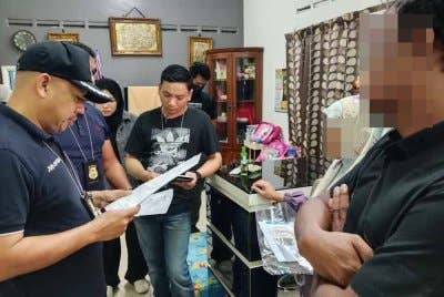 Pegawai Imigresen sedang menjalankan pemeriksaan dalam serbuan di sebuah rumah di Taman Klang Jaya di sini pada Rabu.