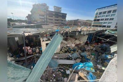 Struktur dinding kedai jual buah yang runtuh akibat impak letupan. 