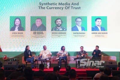 Nik Justin (dua dari kiri) bersama moderator Lydia (kiri), Diogo (tengah) diikuti Rafiq dan Azeem (kanan) pada forum bertajuk 'Synthetic Media and the Currency of Trust' anjuran Malaysian Digital Association (MDA) sempena D Conference 2025 di sebuah hotel di Petaling Jaya pada Khamis. Nik Justin. Foto Sinar Harian MOHD HALIM ABDUL WAHID 