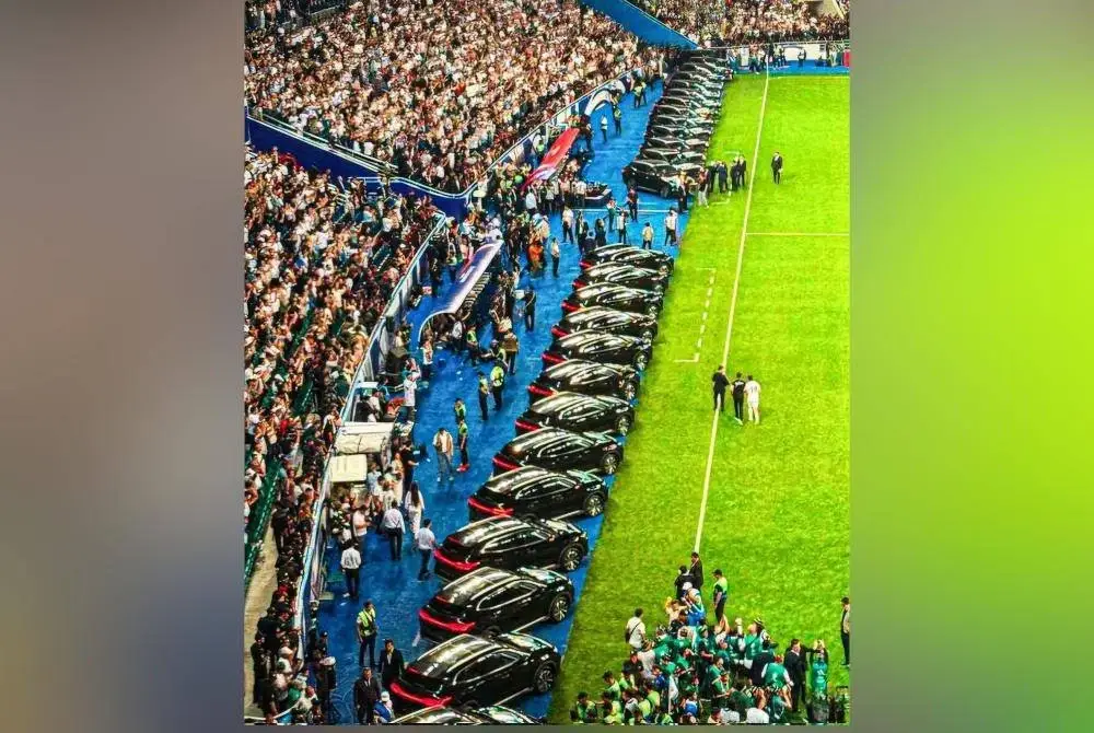 Sebanyak 40 buah EV diletakkan di tepi padang sebelum diserahkan kepada barisan pemain dan staf kejurulatihan Uzbekistan. Foto Agensi