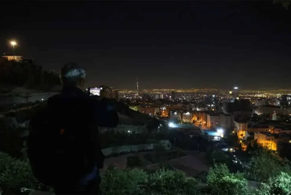 Penduduk bersiap siaga dengan segala kemungkinan.-Agensi