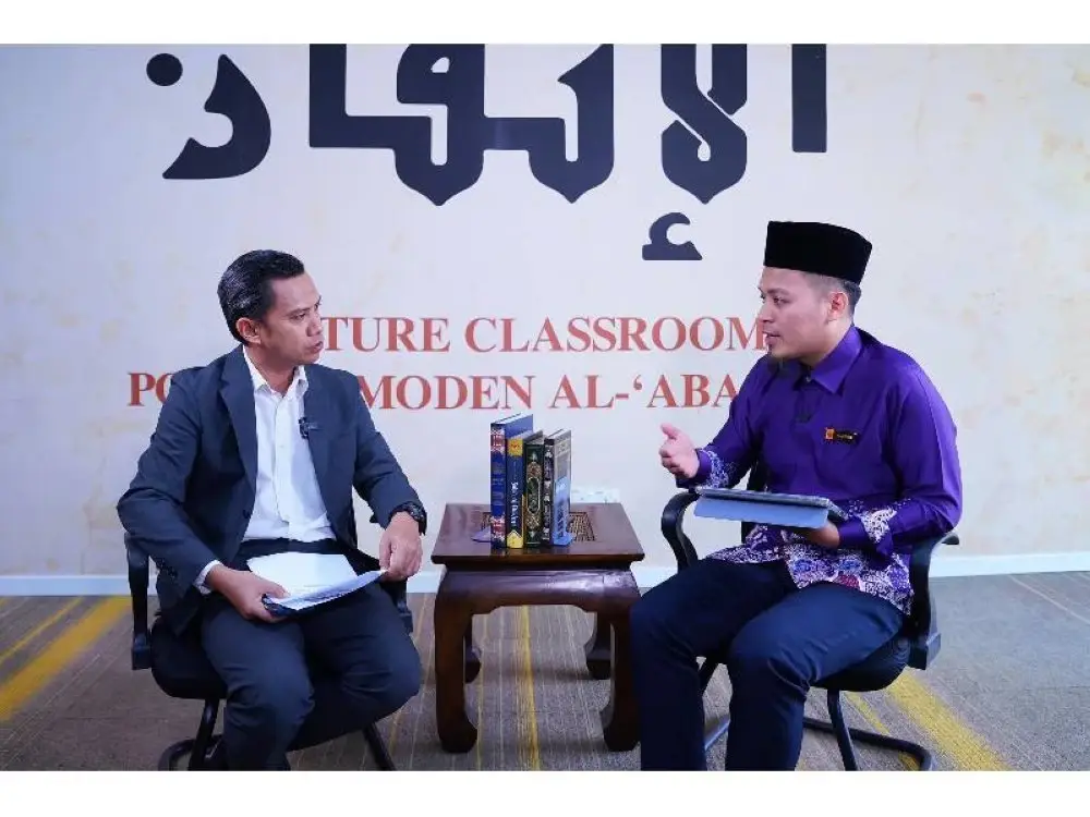 Muhammad Al Zubair (kanan) ketika program Interviu bertajuk ‘Al-’Abaqirah: Mencari Keseimbangan Duniawi dan Ukhrawi’ yang dihoskan Haizir di Pondok Moden Al-’Abaqirah, di Kuala Lumpur, baru-baru ini.