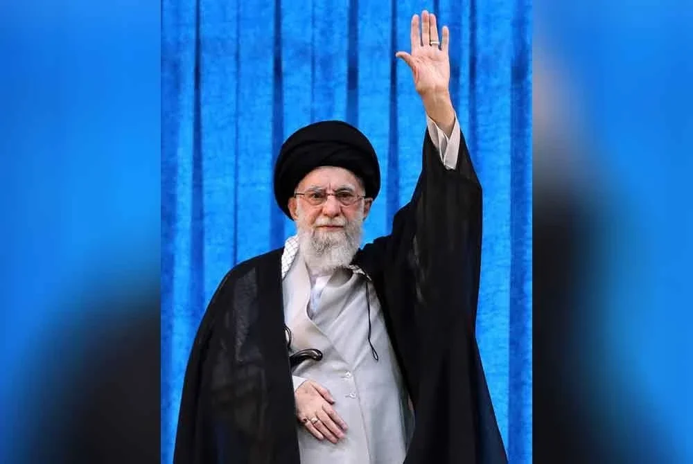 Gambar edaran daripada pejabat Pemimpin Agung Iran, Ayatollah Ali Khamenei, menunjukkan beliau melambaikan tangan semasa satu majlis memperingati ulang tahun ke-36 kematian Ayatollah Ruhollah Khomeini di Teheran pada 4 Jun lalu. Foto AFP