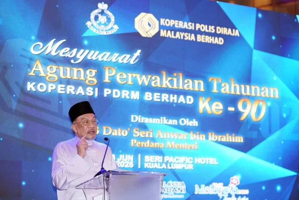 Perdana Menteri, Datuk Seri Anwar Ibrahim menyampaikan ucapan pada majlis Mesyuarat Agung Perwakilan Tahunan ke-90 Koperasi Polis DiRaja Malaysia Berhad di Kuala Lumpur, hari ini. Foto Sinar Harian