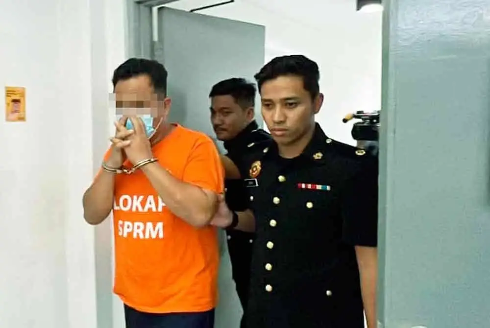 SPRM Selangor menahan reman seorang pengerusi sebuah NGO kerana disyaki menyalah guna kuasa dengan menyeleweng dana milik badan itu.