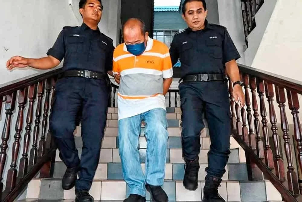 Kok Seng (tengah) mengaku tidak bersalah atas tiga pertuduhan di Mahkamah Sesyen di sini, pada Jumaat.