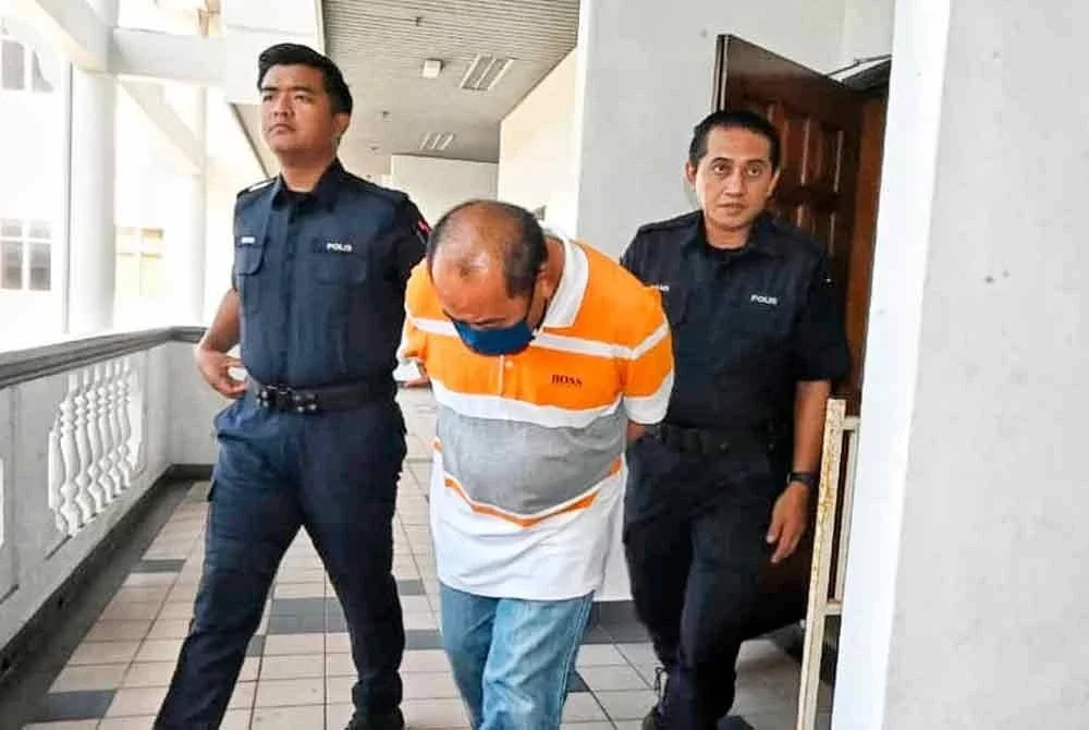 Kok Seng (tengah) ketika dibawa keluar dari Mahkamah Sesyen di sini, pada Jumaat.