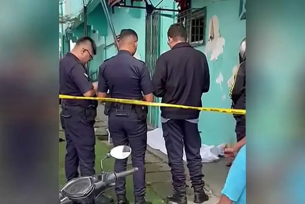 Lelaki berusia lingkungan 50-an dikatakan rebah sebelum meninggal dunia di kaki lima berdekatan stesen bas lama Kota Bharu pada Jumaat.