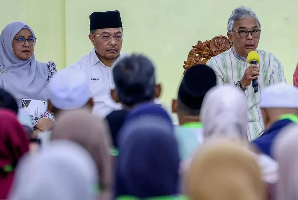 Sultan Pahang Al-Sultan Abdullah Ri’ayatuddin Al-Mustafa Billah Shah berkenan bertitah pada majlis pengurniaan sumbangan kepada mangsa ribut di Dewan Orang Ramai, Kampung Paya Luas di sini hari ini. Foto Bernama