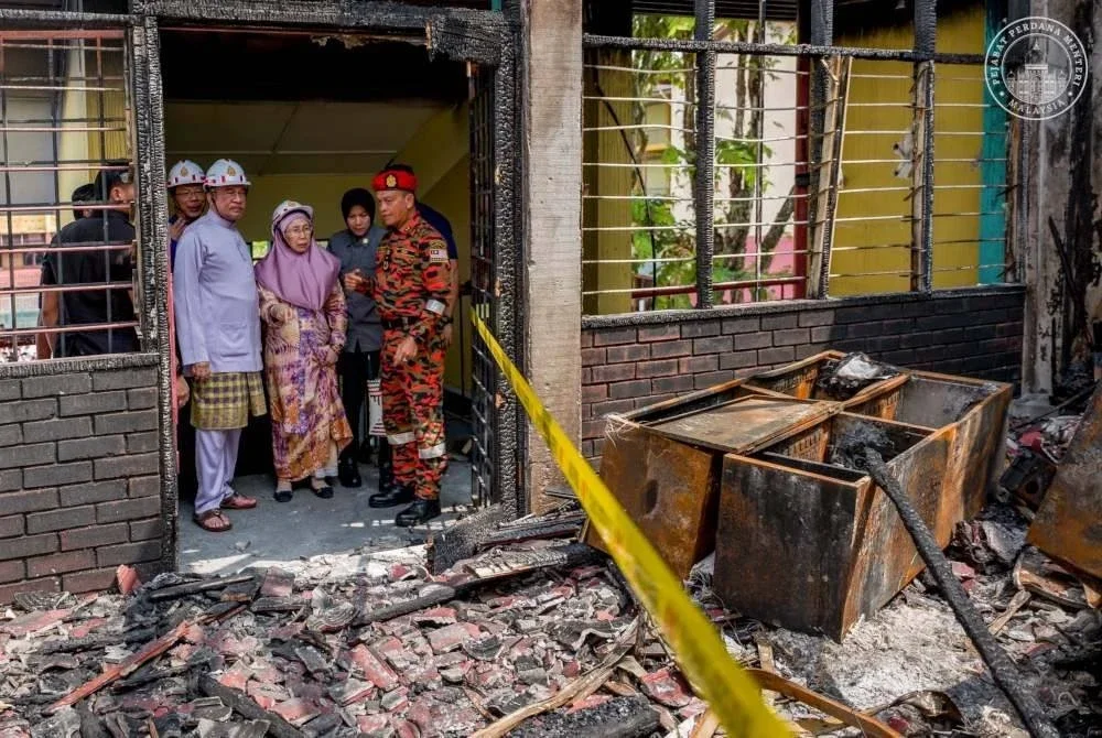 Anwar dan Dr Wan Azizah melawat sebuah blok di Sekolah Menengah Sains Alam Shah yang terbakar di Kuala Lumpur pada Jumaat. Foto FB Anwar Ibrahim