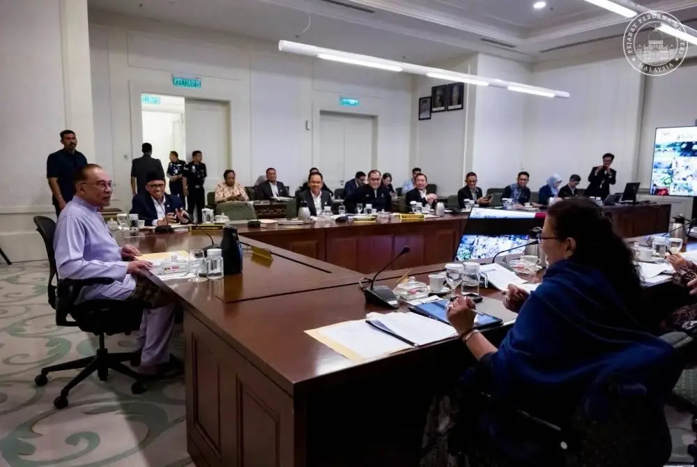 Anwar mempengerusikan mesyuarat RMK13 di Putrajaya. Foto IZZUDDIN ABD RADZAK/Pejabat Perdana Menteri
