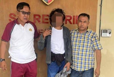 Suspek (tengah) membunuh isterinya yang baru 10 hari melahirkan anak kedua mereka kerana malu dengan beban hutang isterinya dan tekanan cemuhan orang ramai di media sosial. Foto Agensi