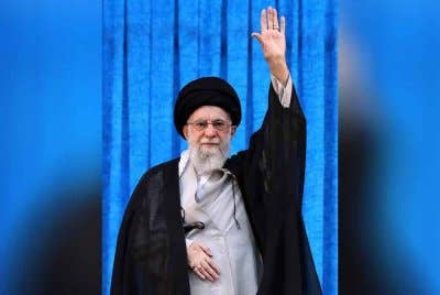 Gambar edaran daripada pejabat Pemimpin Agung Iran, Ayatollah Ali Khamenei, menunjukkan beliau melambaikan tangan semasa satu majlis memperingati ulang tahun ke-36 kematian Ayatollah Ruhollah Khomeini di Teheran pada 4 Jun lalu. Foto AFP