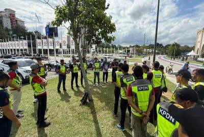 KPDN melaksanakan pemeriksaan di pekarangan Stadium Nasional Bukit Jalil bagi membanteras aktiviti penjualan barangan tiruan, Selasa lalu.
