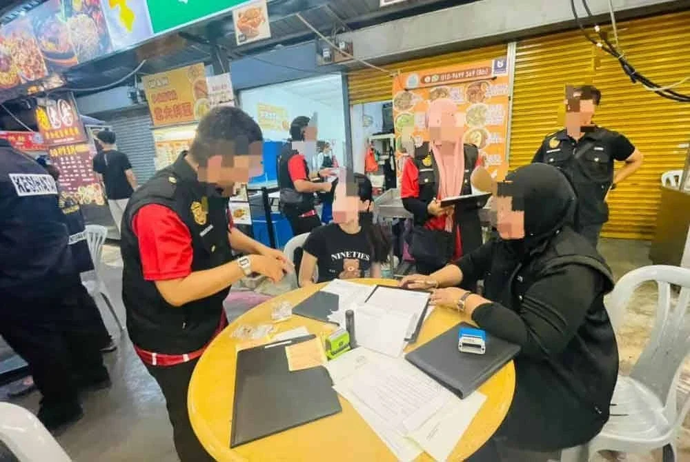 Anggota penguat kuasa JKN ketika memeriksa satu daripada 175 premis dilawati. Foto: JKN Pulau Pinang