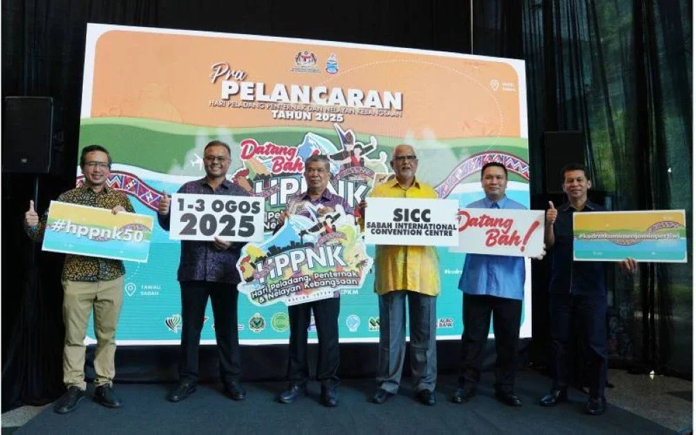 Mohamad bersama Isham dan Mahfuz pada Pra-Pelancaran Hari Peladang, Penternak Dan Nelayan Kebangsaan (HPPNK) Tahun 2025 yang diadakan di Wisma Tani, Putrajaya pada Khamis.