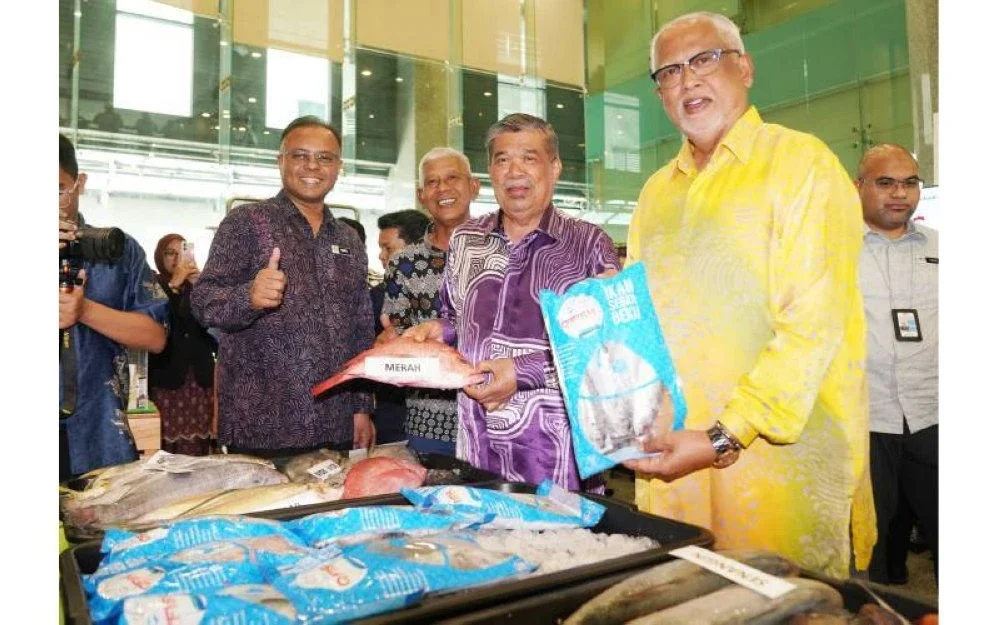 Mohamad (dua dari kanan) bersama Isham dan Mahfuz melawat reruai pameran pada HPPNK Tahun 2025.
