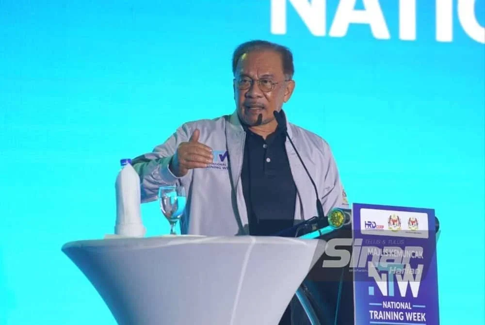 Anwar ketika berucap pada Majlis Kemuncak Minggu Latihan Kebangsaan 2025 di Bukit Jalil pada Sabtu. Foto Sinar Harian MOHD HALIM ABDUL WAHID