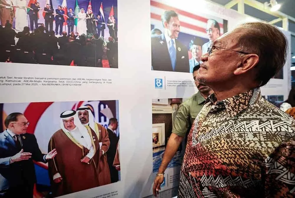 Anwar melawat pameran foto sempena sambutan Kemuncak Hari Wartawan Nasional 2025 di Dewan Merdeka WTCKL hari ini. - Foto: Bernama