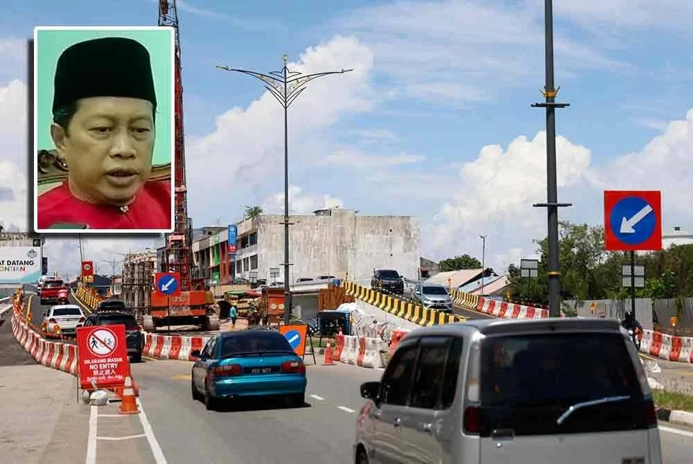 Kerja naik taraf jambatan Pontian Kechil sedang giat dilakukan.Gambar kecil: AHMAD