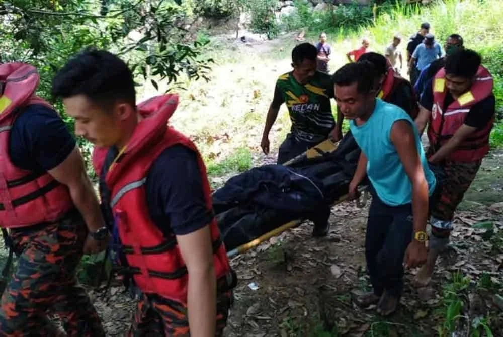 Mangsa berjaya ditemui oleh orang awam yang membuat selaman di lokasi kejadian sekitar jam 11.30 pagi Sabtu. FOTO: JBPM