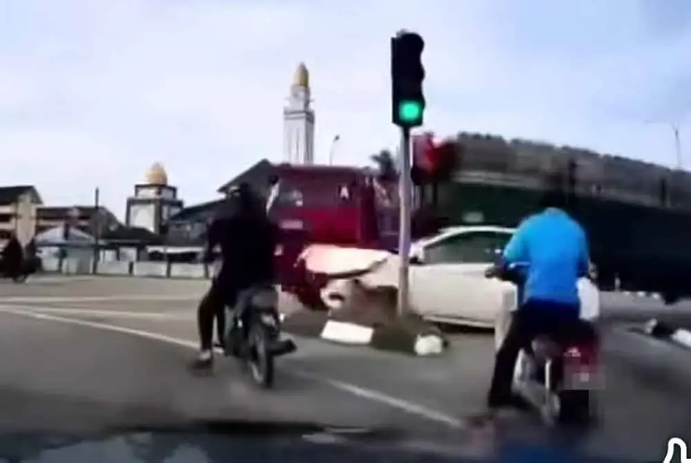 Brek rosak dipercayai menjadi punca sebuah treler gagal berhenti sebelum merempuh sebuah kereta di persimpangan lampu isyarat di Taman Tas, Batu 8 Jalan Gambang, di sini, pada Jumaat.