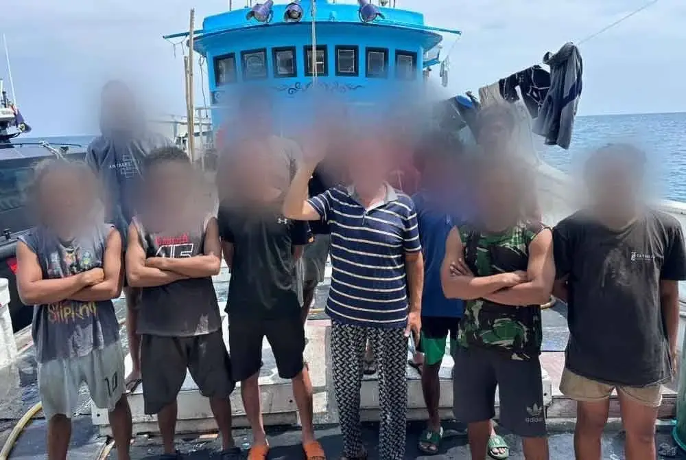 13 kru warga asing yang terdiri daripada rakyat Indonesia dan China mempunyai dokumen diri yang sah.