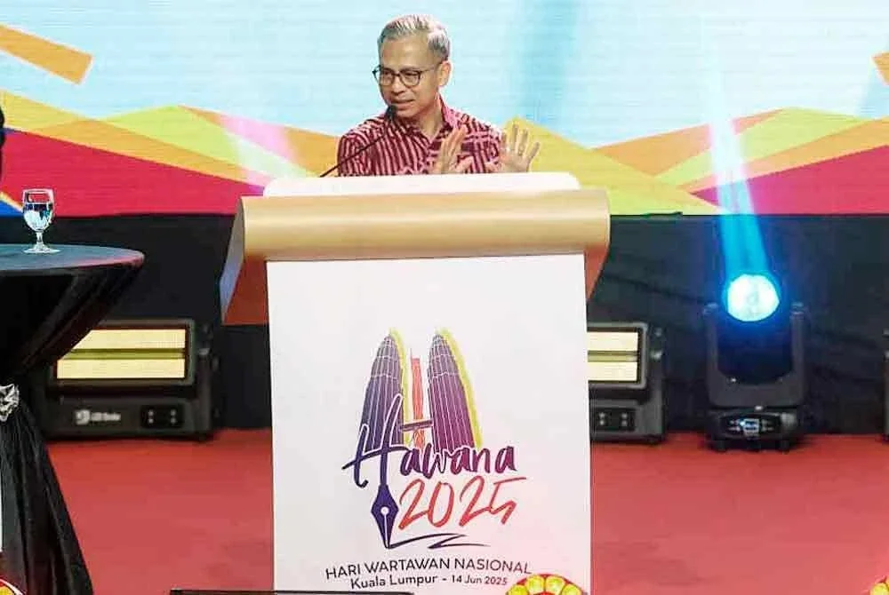 Fahmi menyampaikan ucapan pada Majlis Kemuncak Hawana 2025 di WTCKL pada Sabtu. Foto Bernama