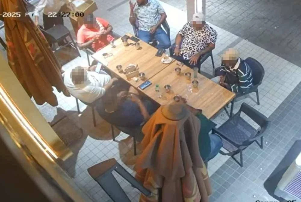 Ketiga-tiga lelaki warga tempatan sedang makan bersama beberapa rakan sebelum dihampiri dua lelaki menaiki motosikal yang melepaskan beberapa das tembakan ke arah mereka.