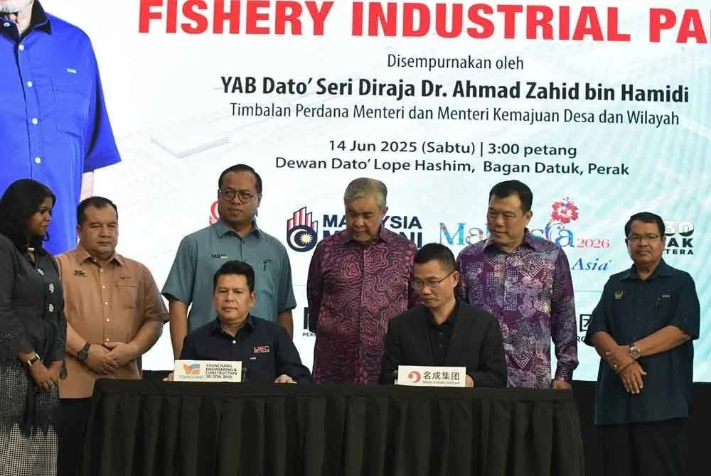 Ahmad Zahid (tengah) sesi menandatangani memorandum perjanjian (MoA) antara Younchang Engineering (M) Sdn Bhd dan MingCheng Group Co Ltd.
