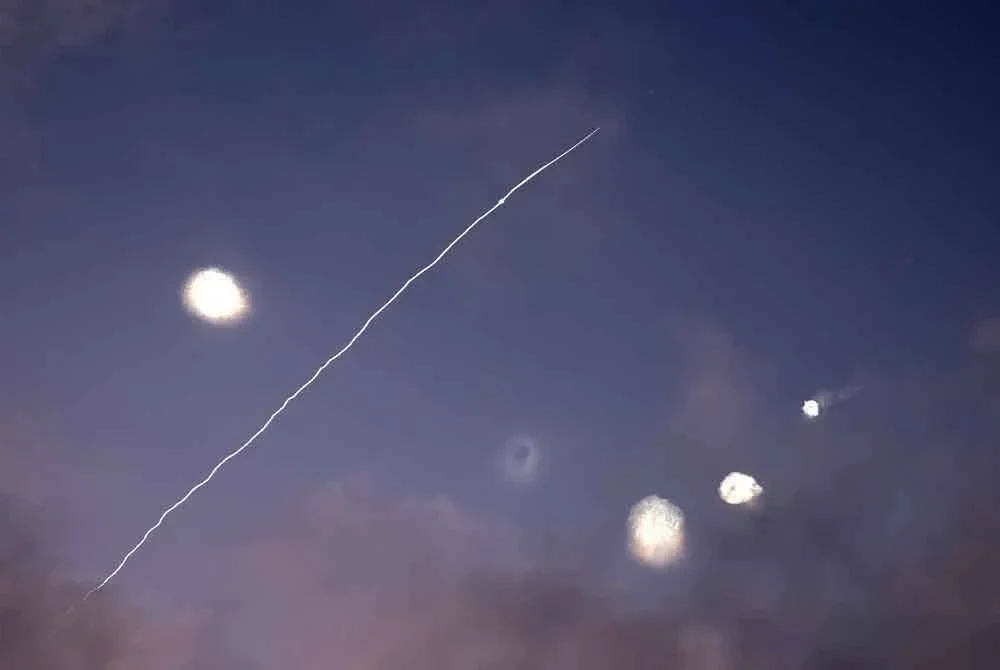 Beberapa negara di Asia Barat membuka semula ruang udara mereka kepada penerbangan awam pada Sabtu, meskipun ketegangan antara Israel dan Iran terus memuncak susulan siri serangan yang berterusan. Foto AFP)