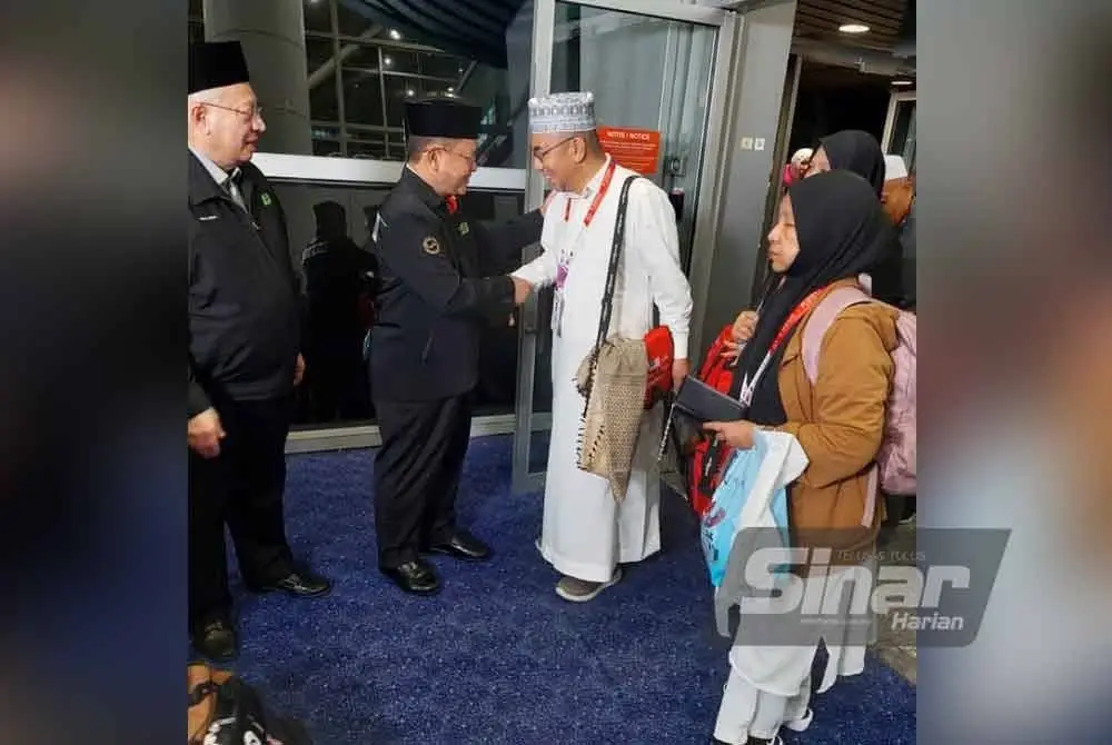 Seramai 283 jemaah haji Muassasah dari Malaysia selamat tiba di tanah air pada jam 8.50 malam, Sabtu.