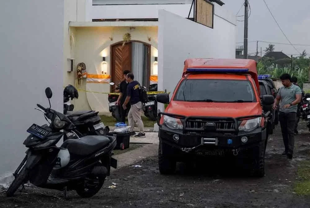 Polis tempatan menjalankan pemeriksaan forensik di lokasi kejadian selepas dua warga Australia ditembak di perkampungan Munggu, pulau peranginan Bali, Indonesia pada Sabtu. Foto AFP