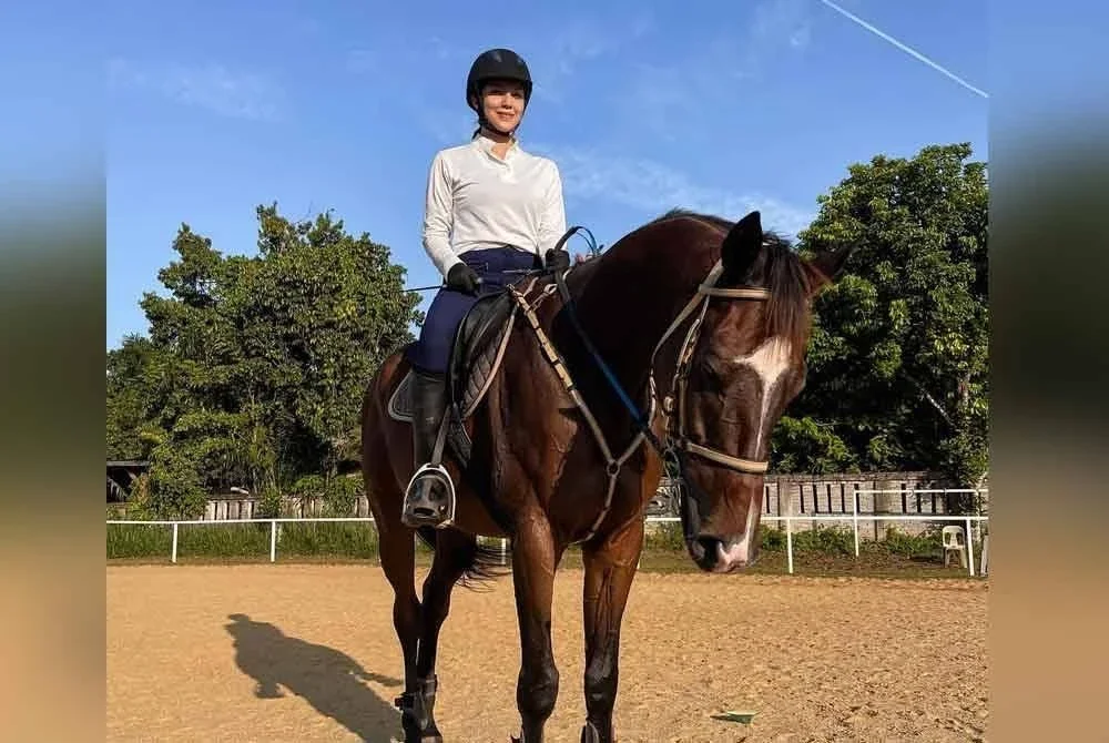 Shiqin kini membahagikan masa antara lakonan dan latihan berkuda.