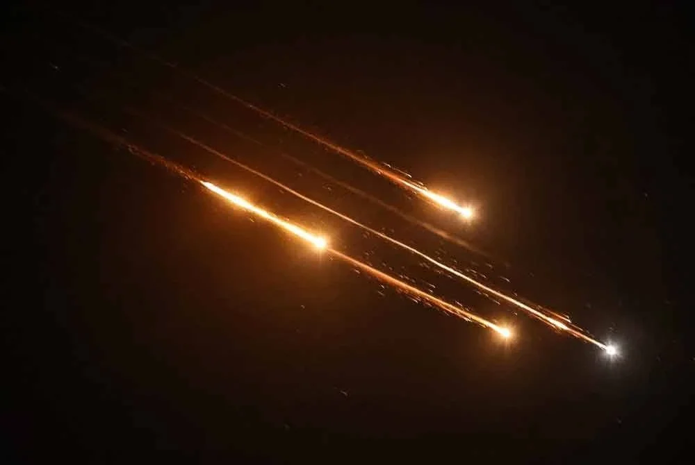 Peluru berpandu Iran kelihatan di ruang udara di Nablus, Tebing Barat. - AFP