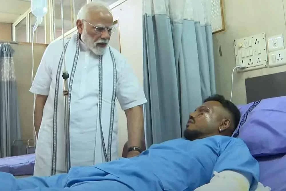 Perdana Menteri India, Narendra Modi bertemu Vishwash Kumar Ramesh, satu-satunya mangsa terselamat nahas pesawat Air India 171 di hospital Ahmedabad. - AFP