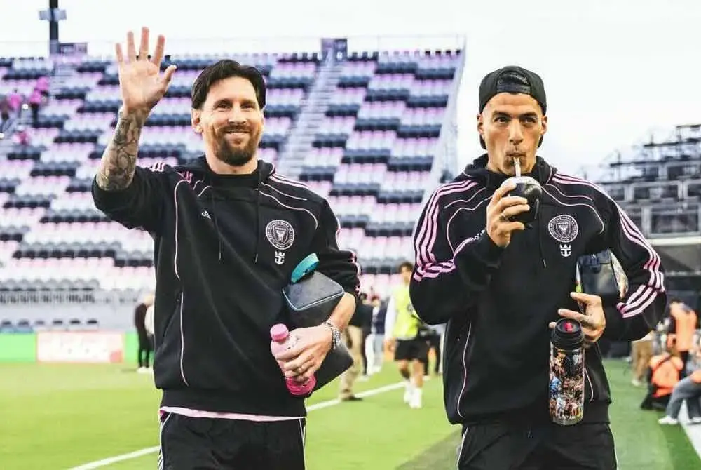 Suarez (kanan) dan Messi dijangka diturunkan dalam perlawanan pertama menentang kelab Mesir, Al-Ahly di Stadium Hard Rock pagi ini. - Foto: Agensi