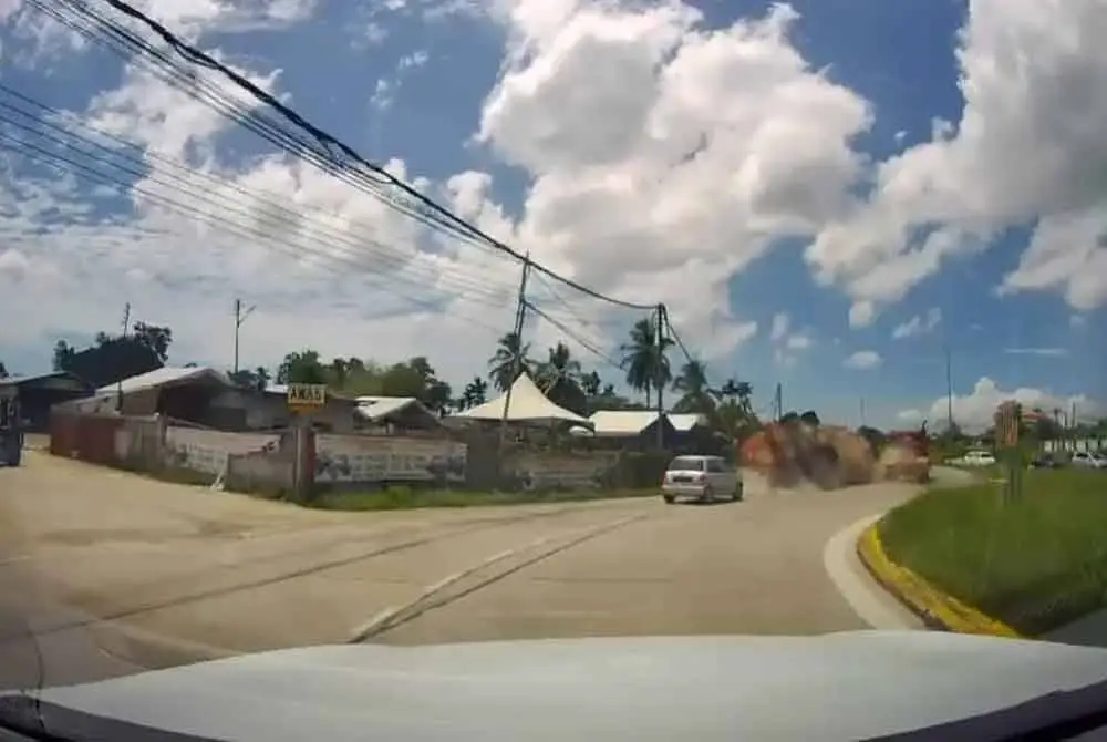 Rakaman kamera papan pemuka memaparkan insiden mencemaskan apabila sebuah kereta nyaris dihempap tangki treler yang tercabut dari kenderaan berat tersebut dalam kejadian di Sandakan.