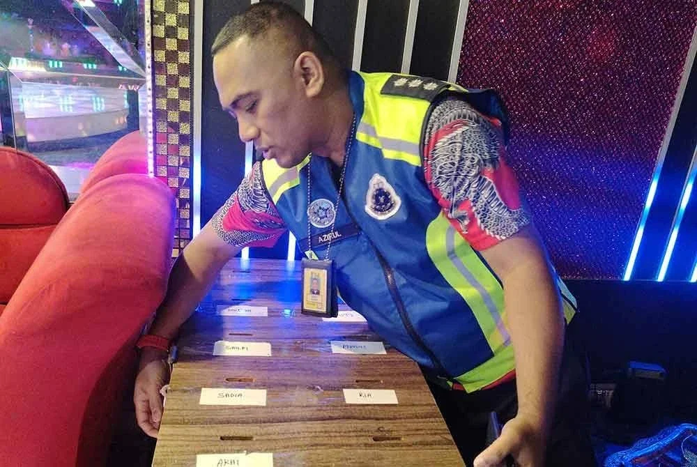 Polis menjalankan pemeriksaaan ke atas premis hiburan ala bollywood yang diserbu pada Ahad.