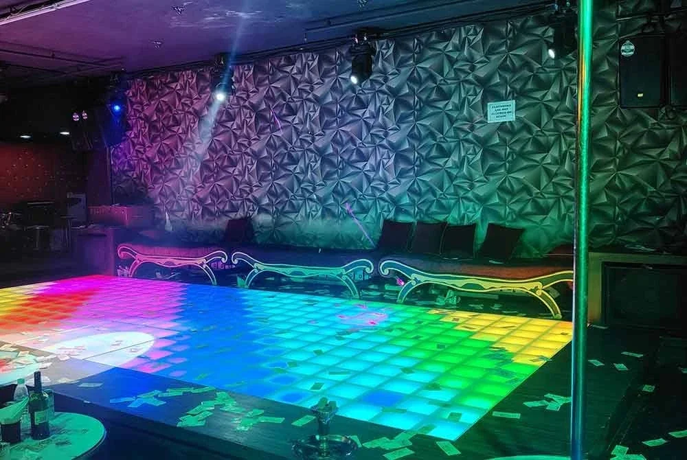 Pentas yang digunakan penari ditempatkan di setiap premis.