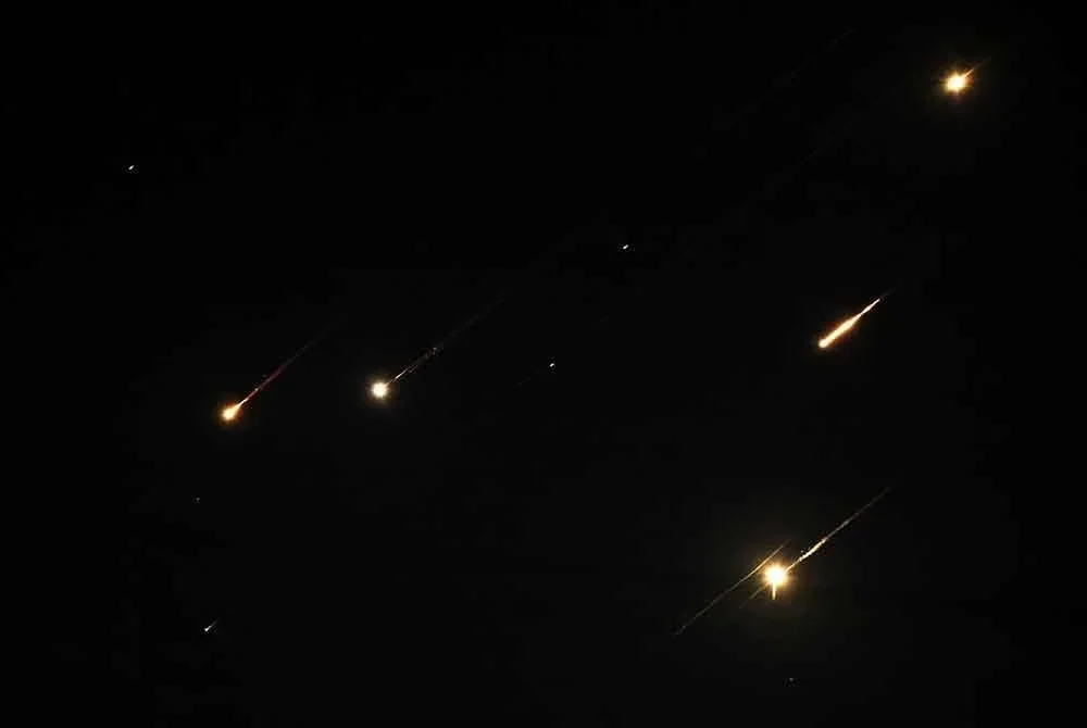 Kelihatan peluru berpandu yang dilancarkan dari Iran merentasi langit malam di bandar Hebron, Tebing Barat yang diduduki Israel. Foto AFP